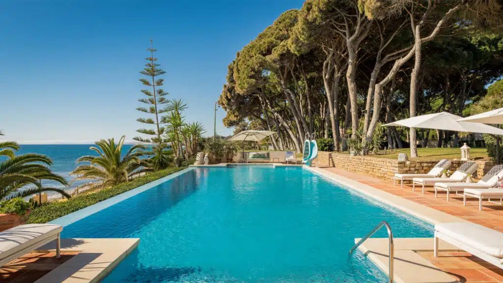 Beachfront infinity pool at Villa El Rincón Marbella