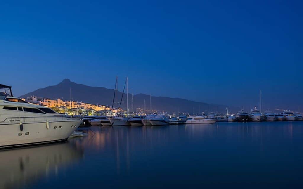 Puerto Banús at night